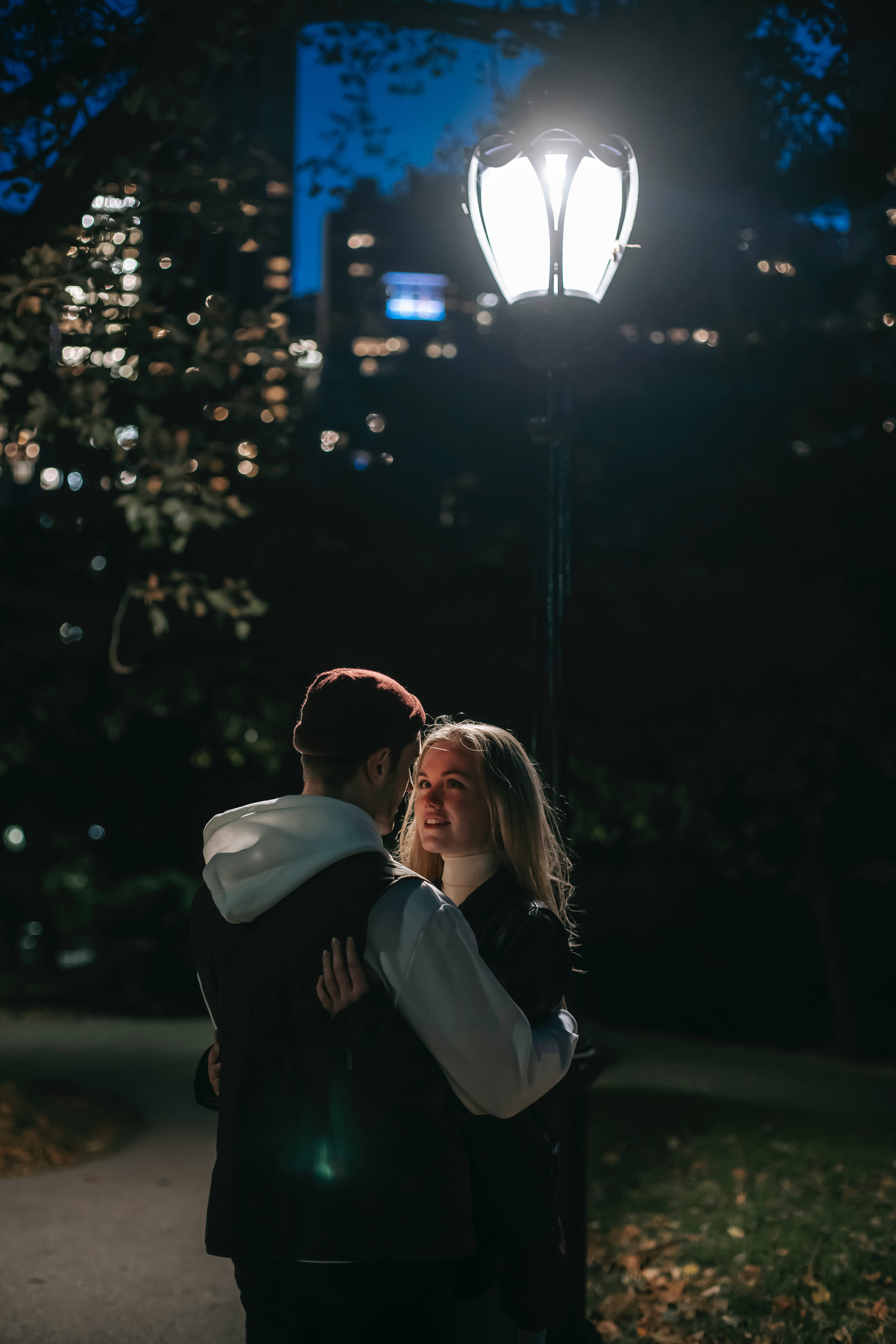 Boyfriend And Girlfriend Hugging By A Lamppost Wallpaper