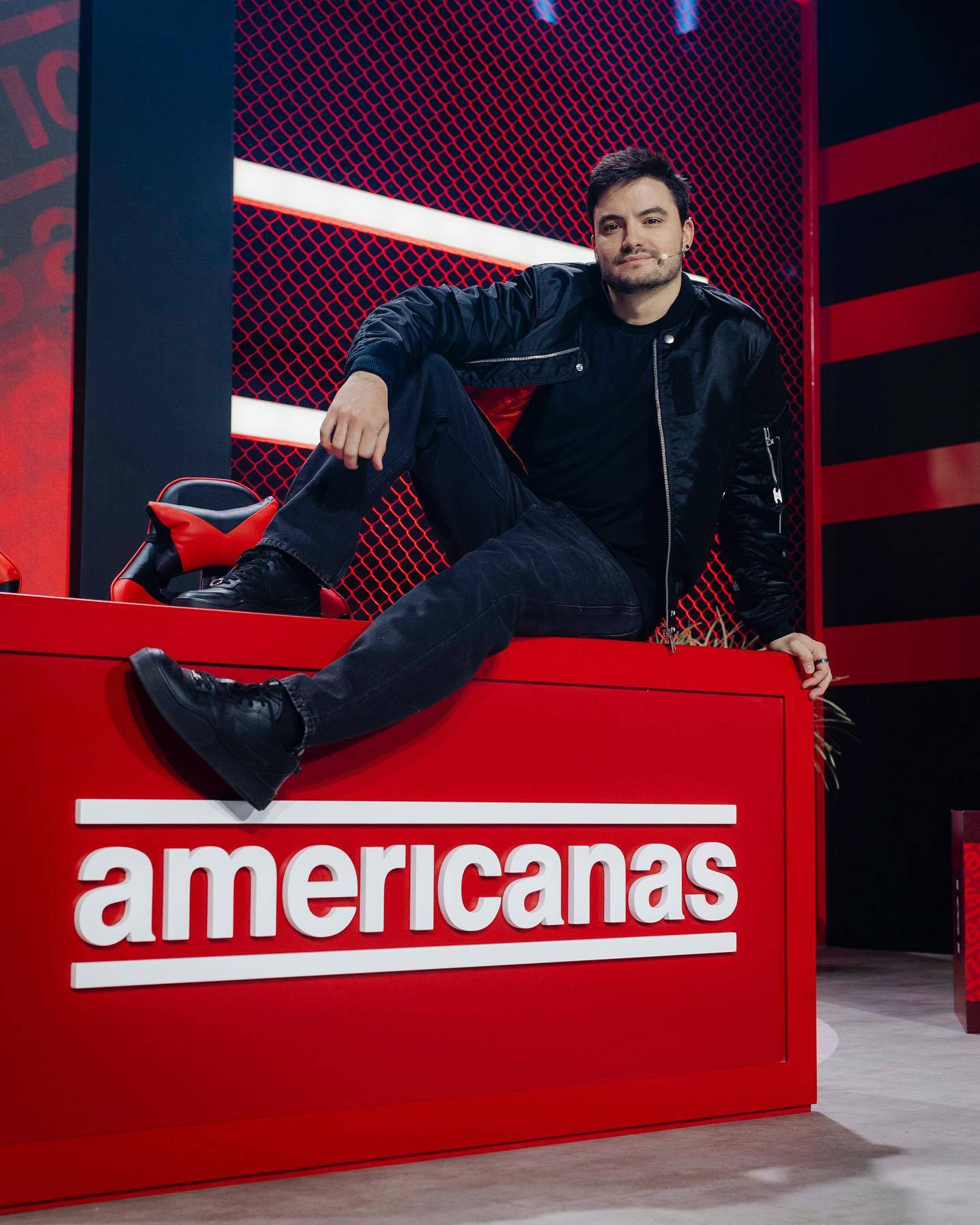 Brazilian Youtube Sensation Felipe Neto At Americanas Stall Wallpaper