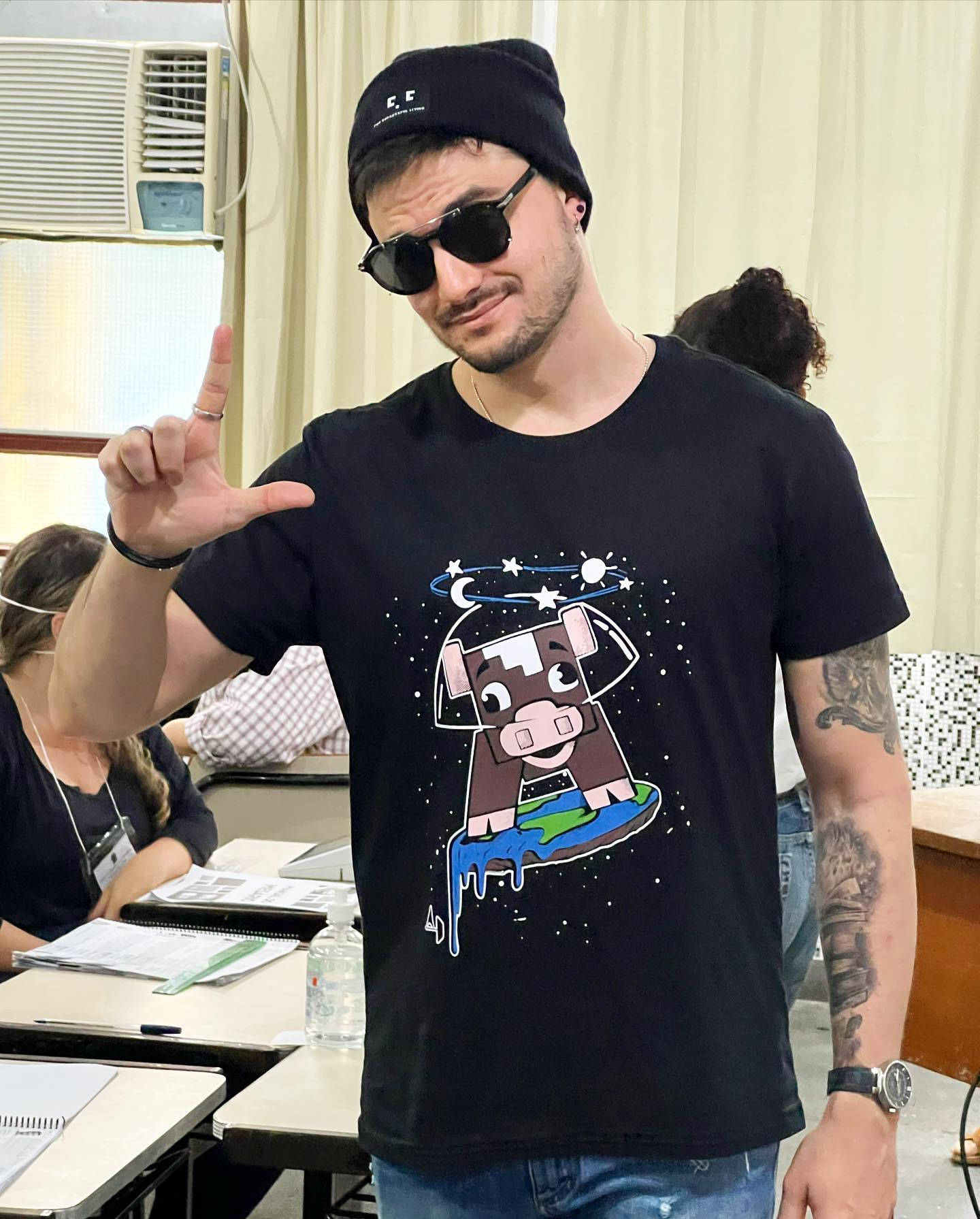 Brazilian Youtuber Felipe Neto Posing In Stylish Shirt Wallpaper