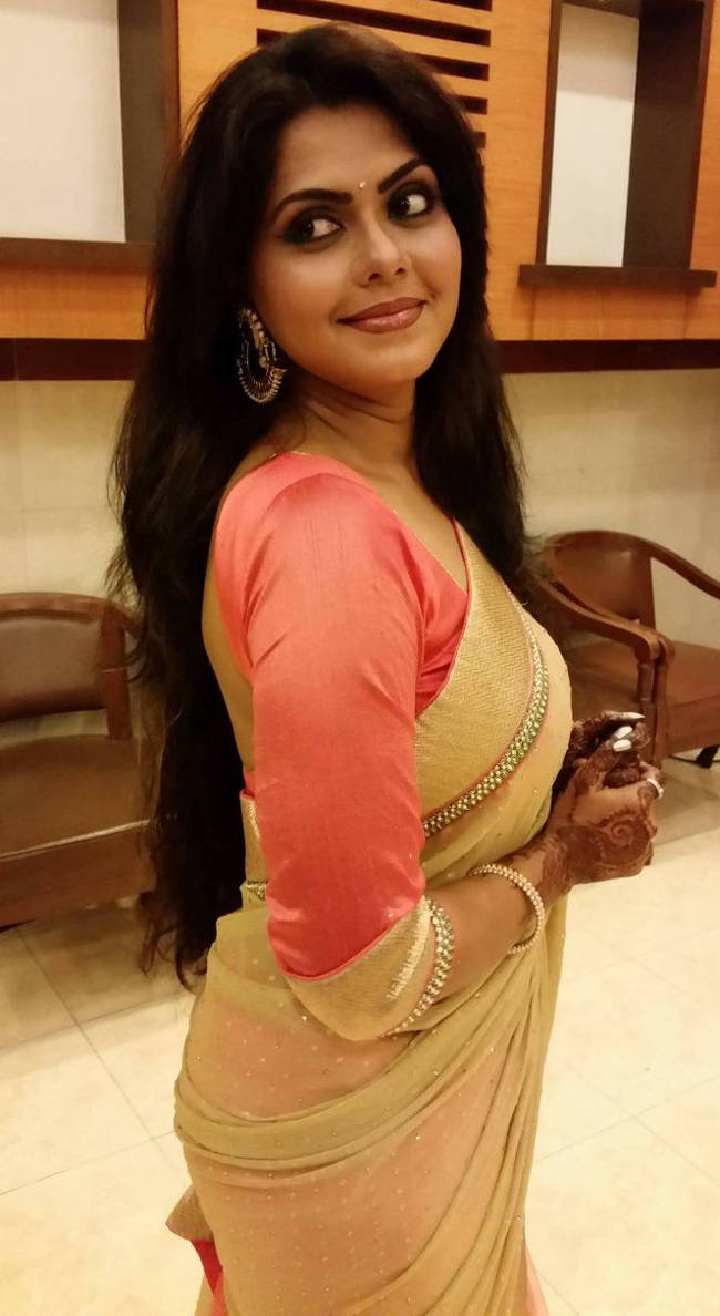 Breathtaking Bhojpuri Actress In Elegant Beige Saree Wallpaper