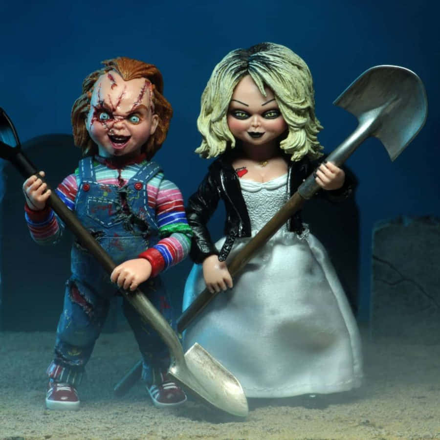 Brideand Chucky Dolls With Weapons Wallpaper