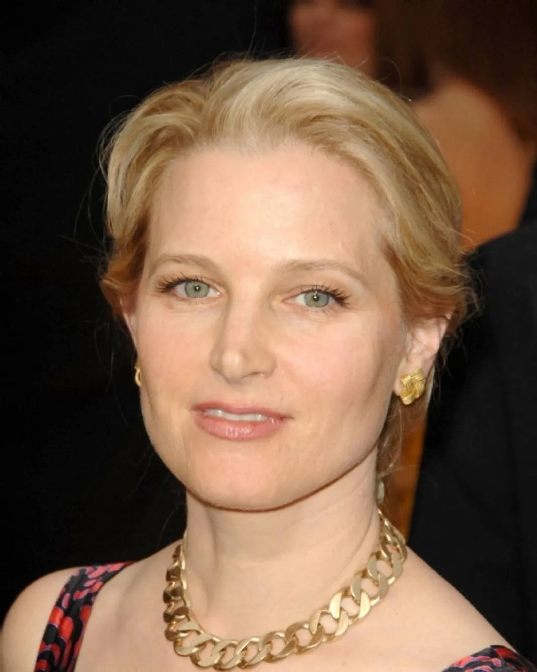 Bridget Fonda Gold Necklace Red Carpet Wallpaper