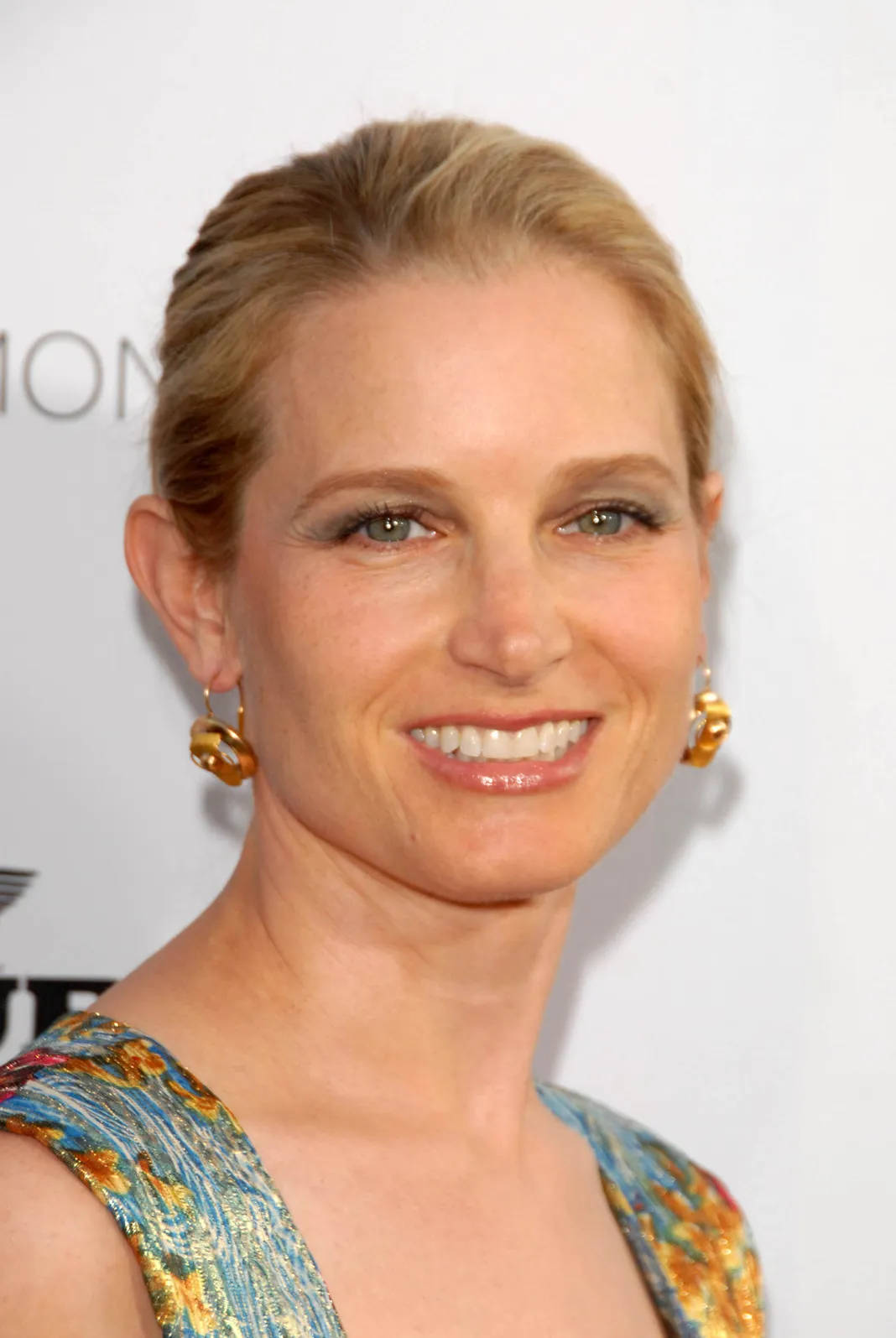 Bridget Fonda Hollywood Celebrity Icon Smile Wallpaper