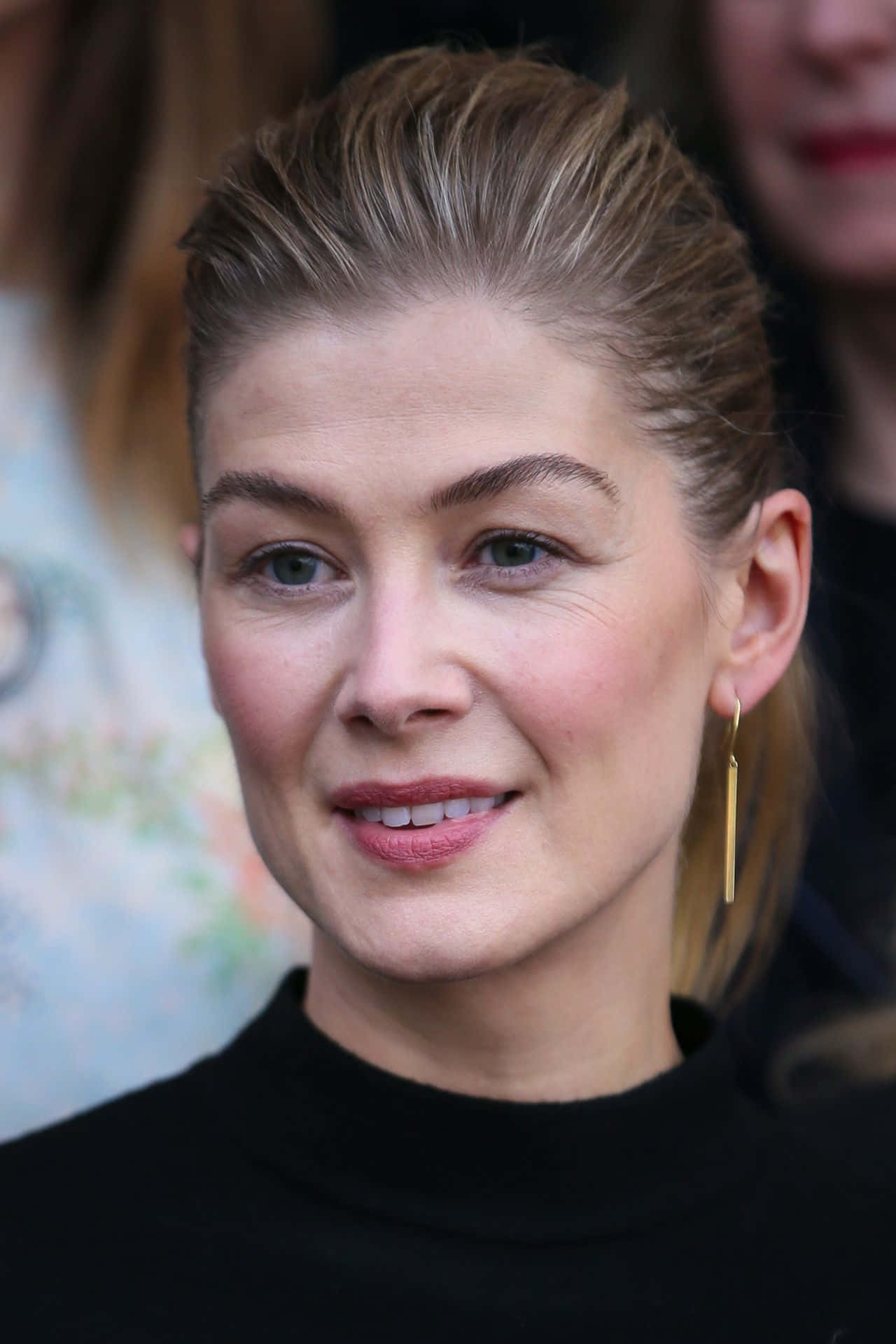 British Actress Rosamund Pike In Elegance Wallpaper