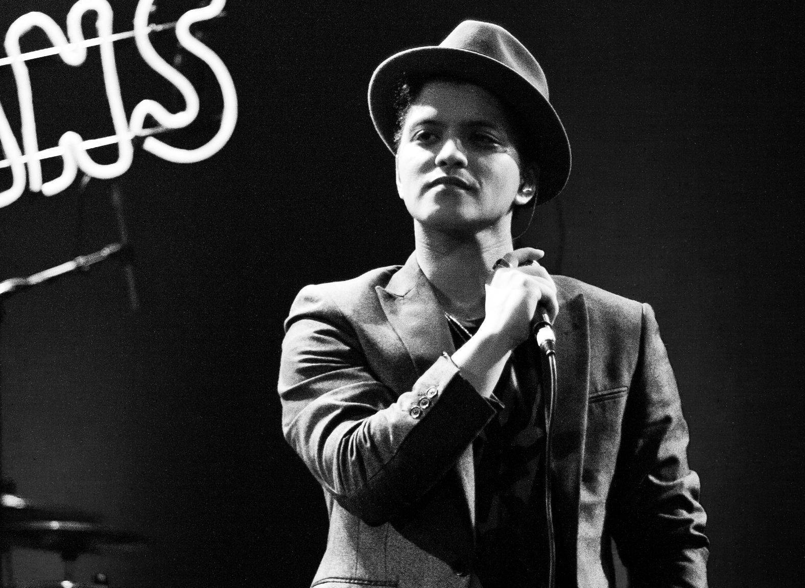 Bruno Mars In Dapper Suit Wallpaper