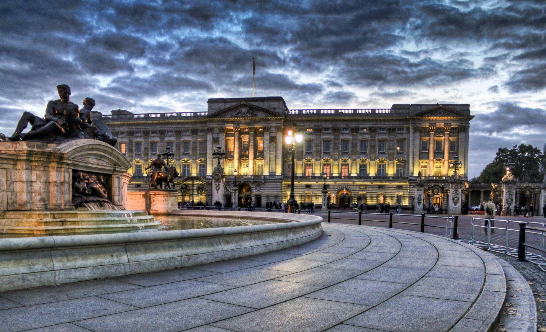 Buckingham Palace Fountain Wallpaper