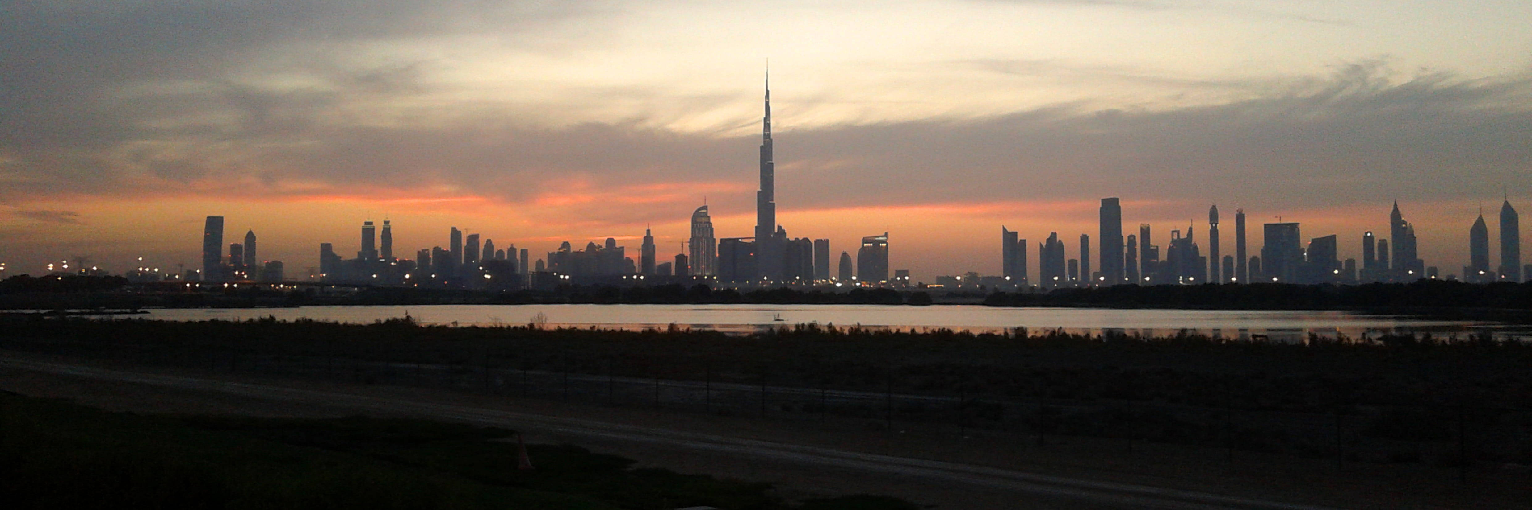 Burj Khalifa In Dubai Horizon Wallpaper