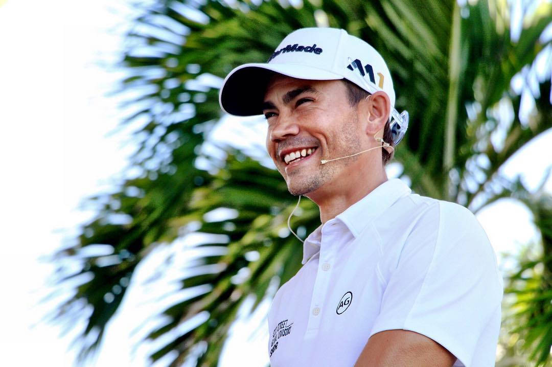 Camilo Villegas White Golf Attire Wallpaper