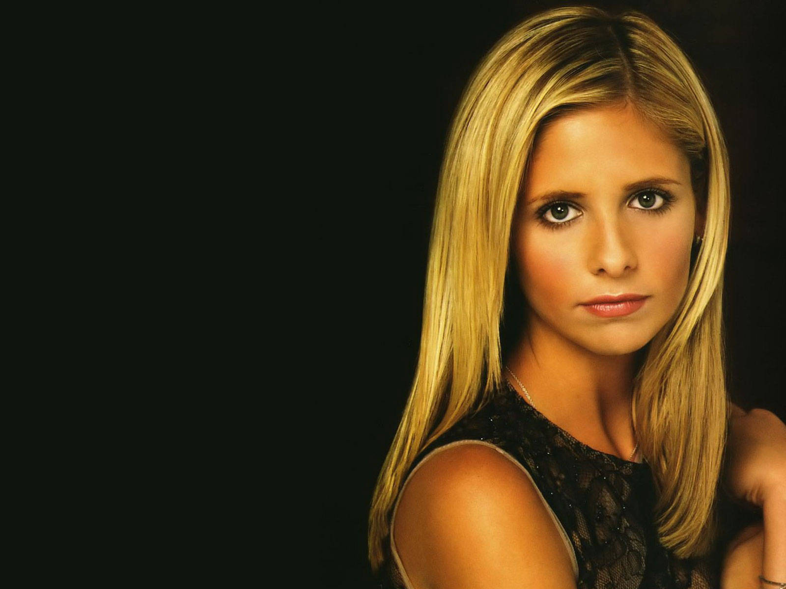 Caption: Alluring Look Of Sarah Michelle Gellar, American Television Actress Wallpaper