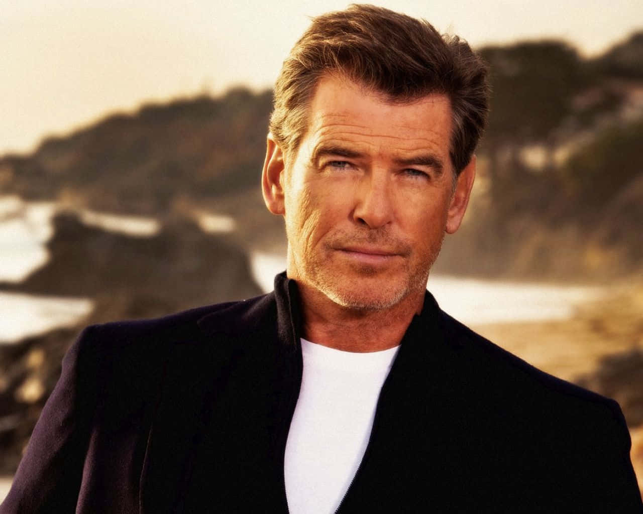 Caption: Dashing Pierce Brosnan In Classic Suit Wallpaper