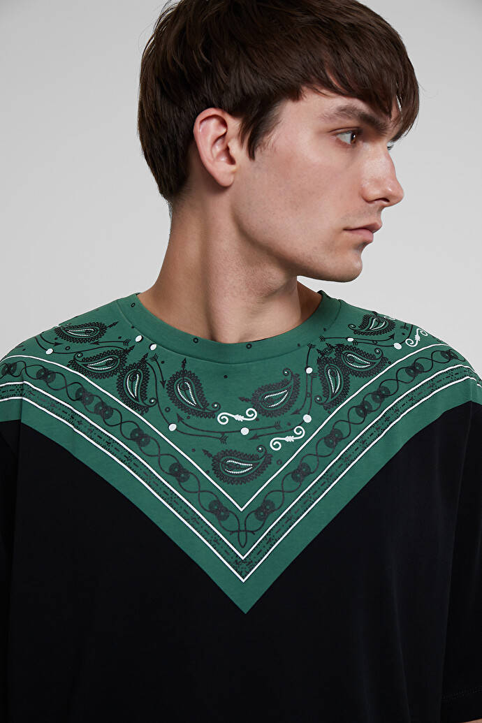 Caption: Impressive Marcelo Burlon Green Bandana Shirt. Wallpaper