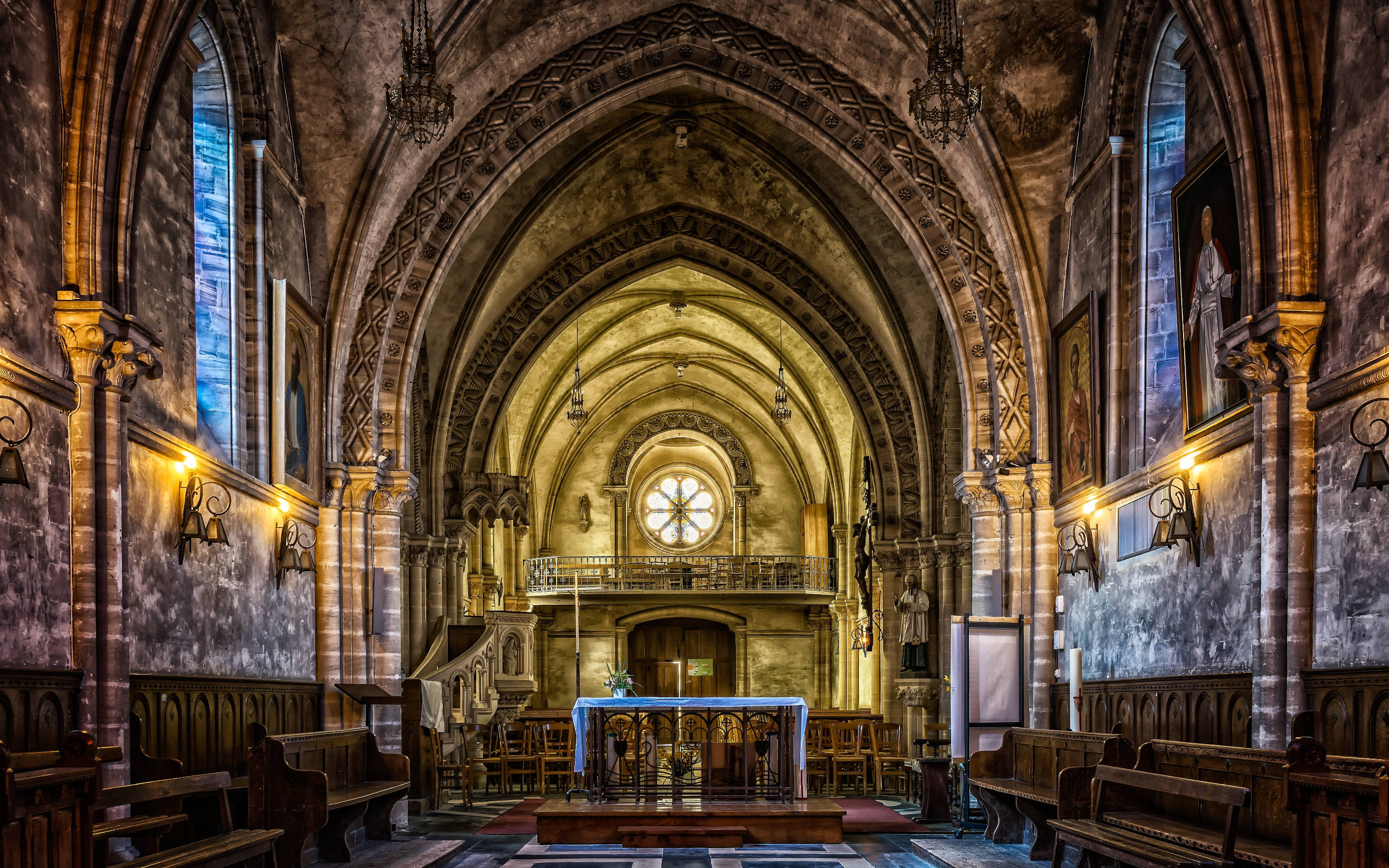 Caption: Majestic Interior Of A Traditional Catholic Church In England Wallpaper