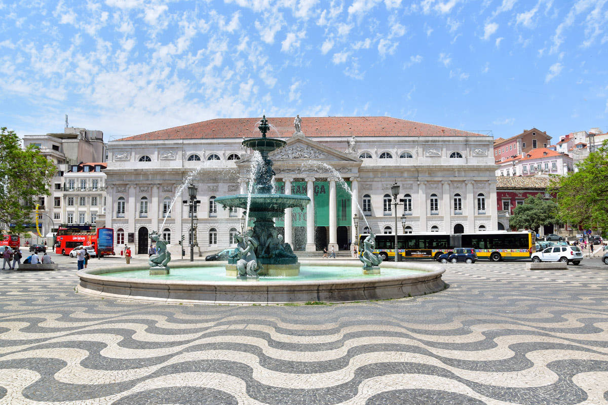 Caption: Refreshment Against The Blue - The Fountain Of Lisbon Wallpaper