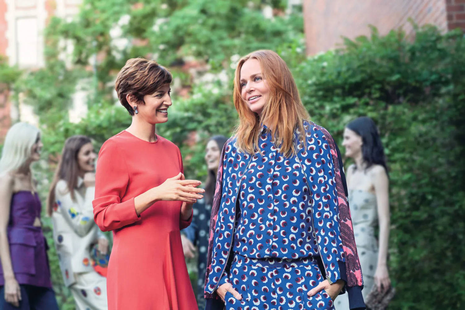 Caption: Stella Mccartney Blue Coordinated Suit In High Fashion Wallpaper