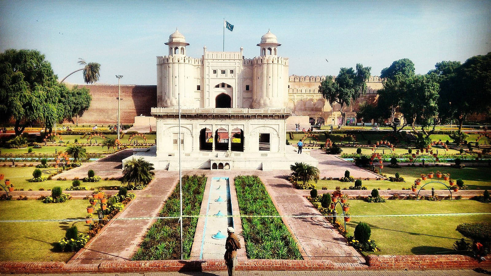 Captivating View Of The Majestic Lahore Fort Wallpaper