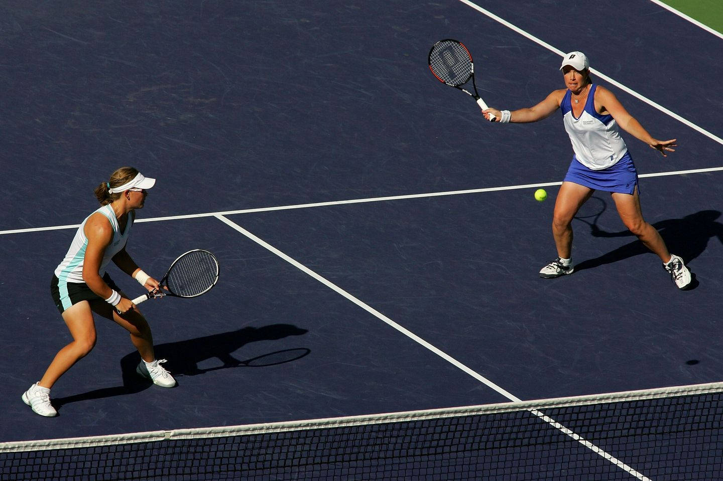 Cara Black In Action At The Tennis Court Wallpaper