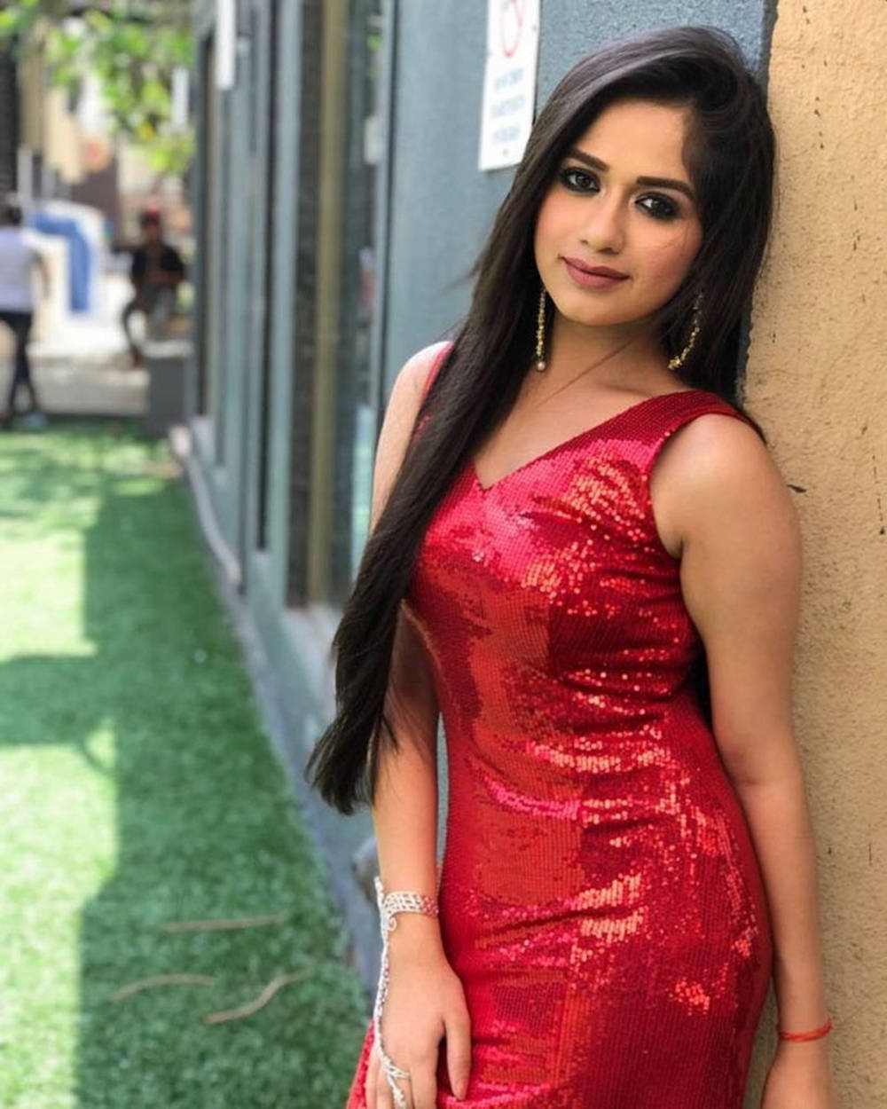 Casual Smokey Jannat Zubair Wallpaper