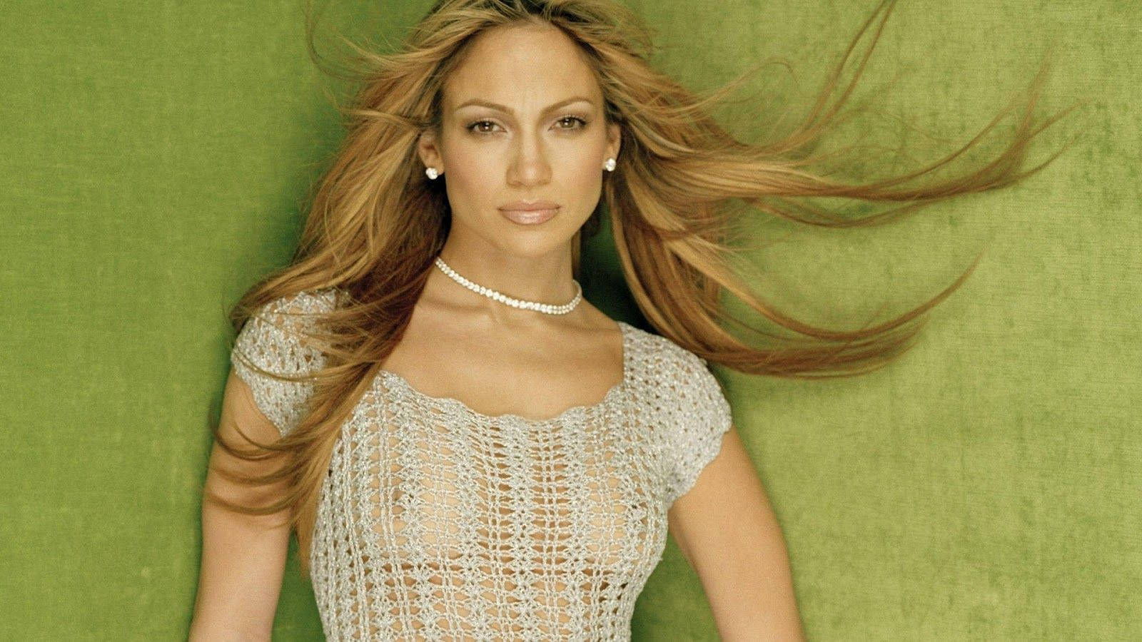 Charming Jennifer Lopez In See Through Top Wallpaper