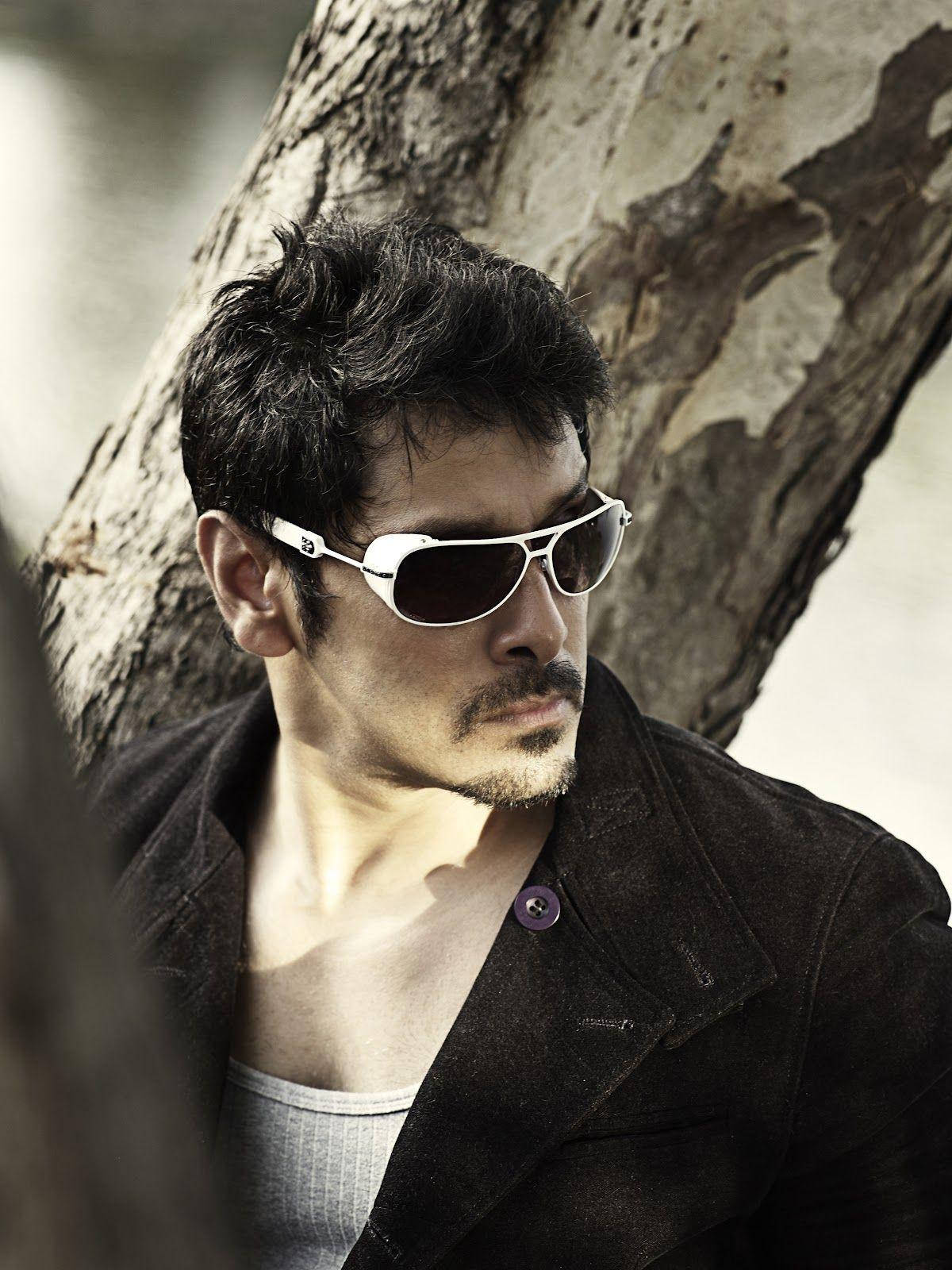 Chiyaan Vikram Cool Shades Wallpaper