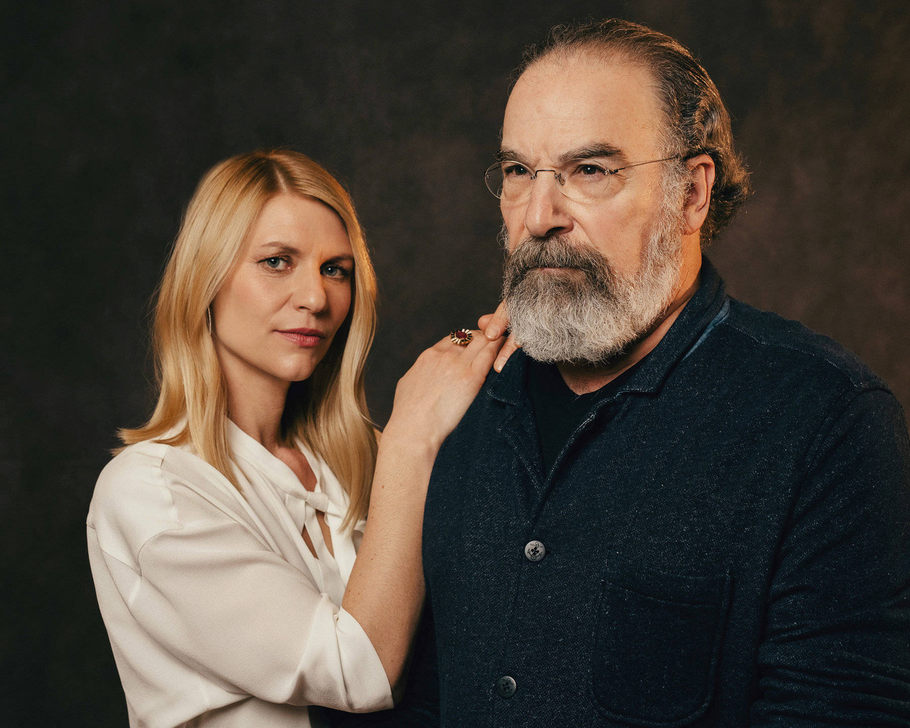 Claire Danes And Mandy Patinkin Posing For A Photoshoot Wallpaper