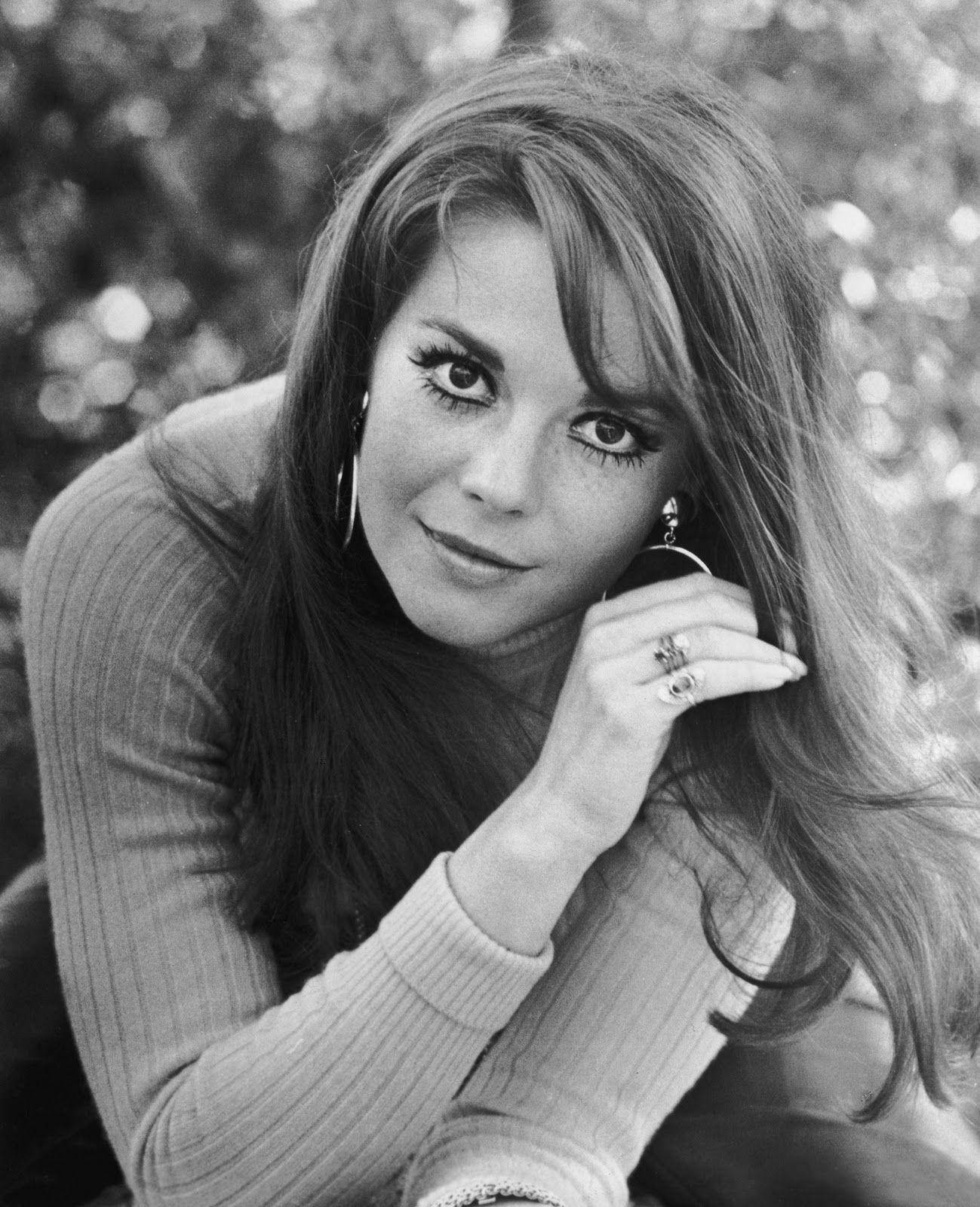 Classic Portrait Of Natalie Wood Wallpaper