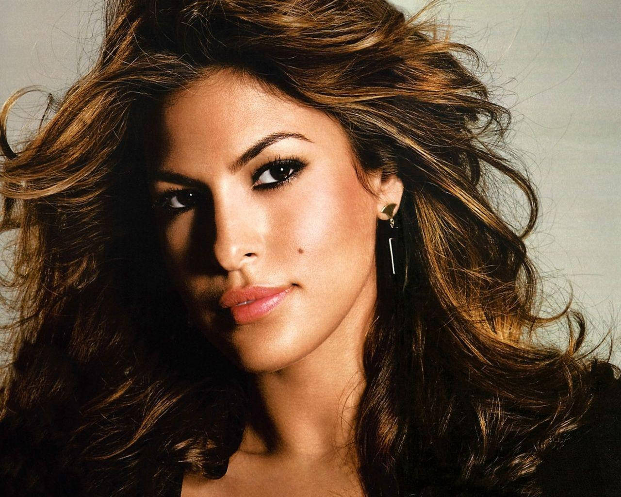 Close Up Shot Of Eva Mendes Wallpaper