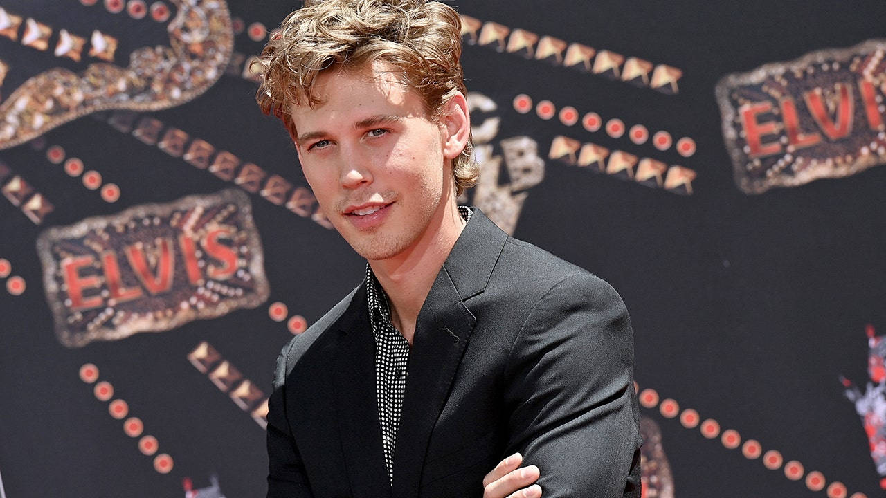 Cool Austin Butler Pose Wallpaper