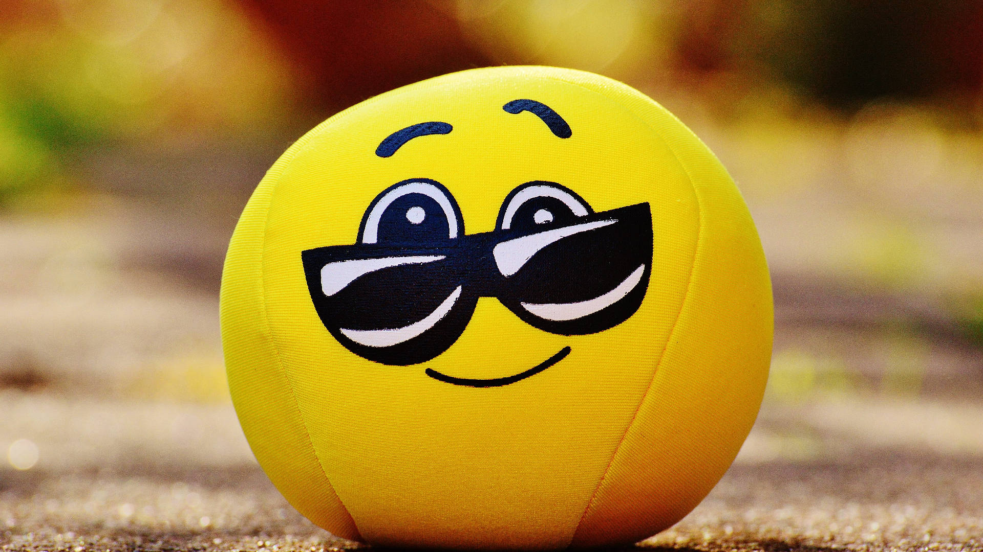 Cool Cute Yellow Emoji Ball Wallpaper