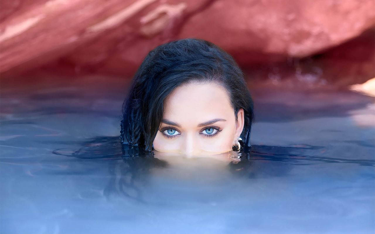 Cool Katy Perry In Water Wallpaper