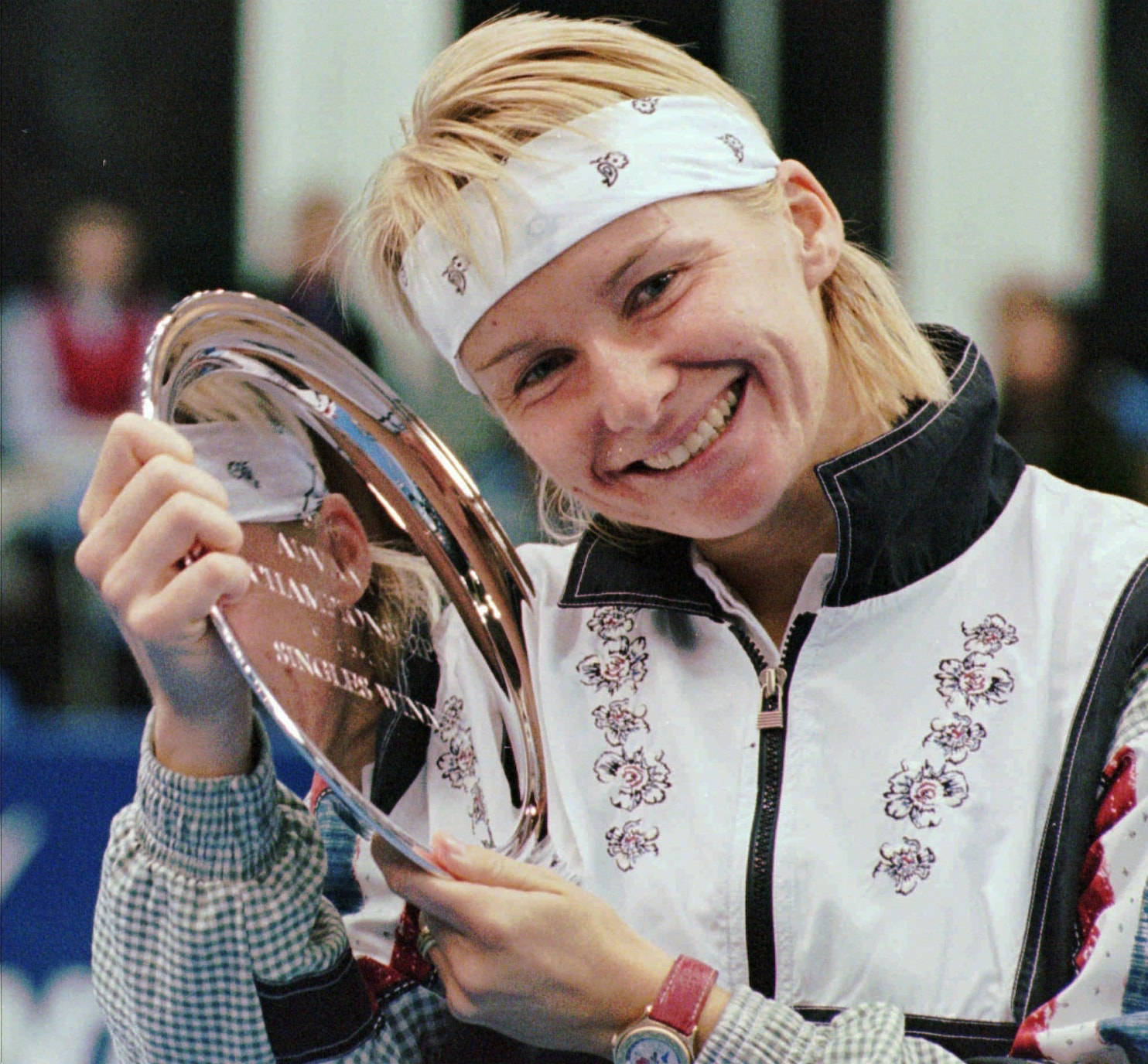 Cradling Trophy Jana Novotna Wallpaper