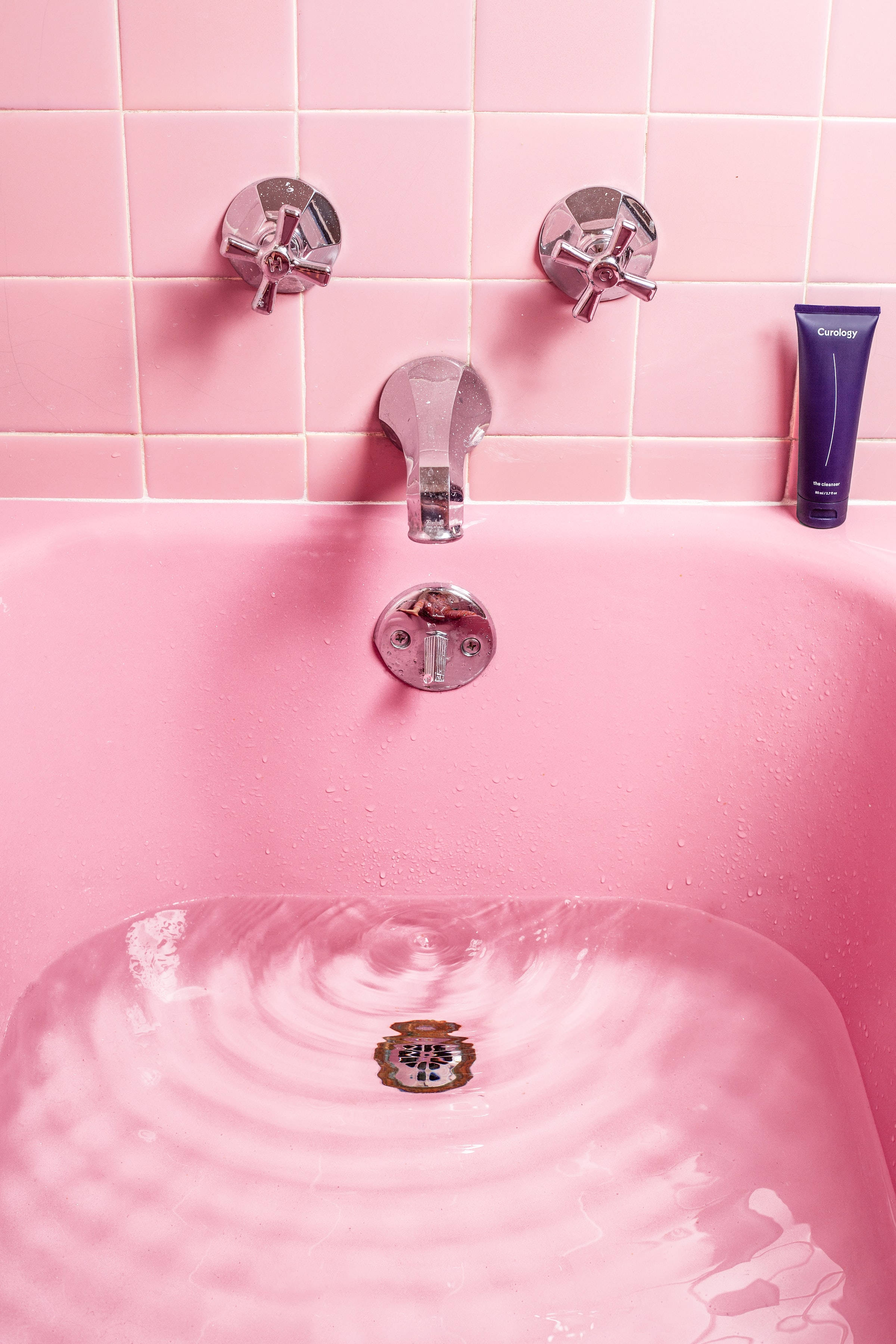 Cute Pink Aesthetic Bathtub Water Wallpaper