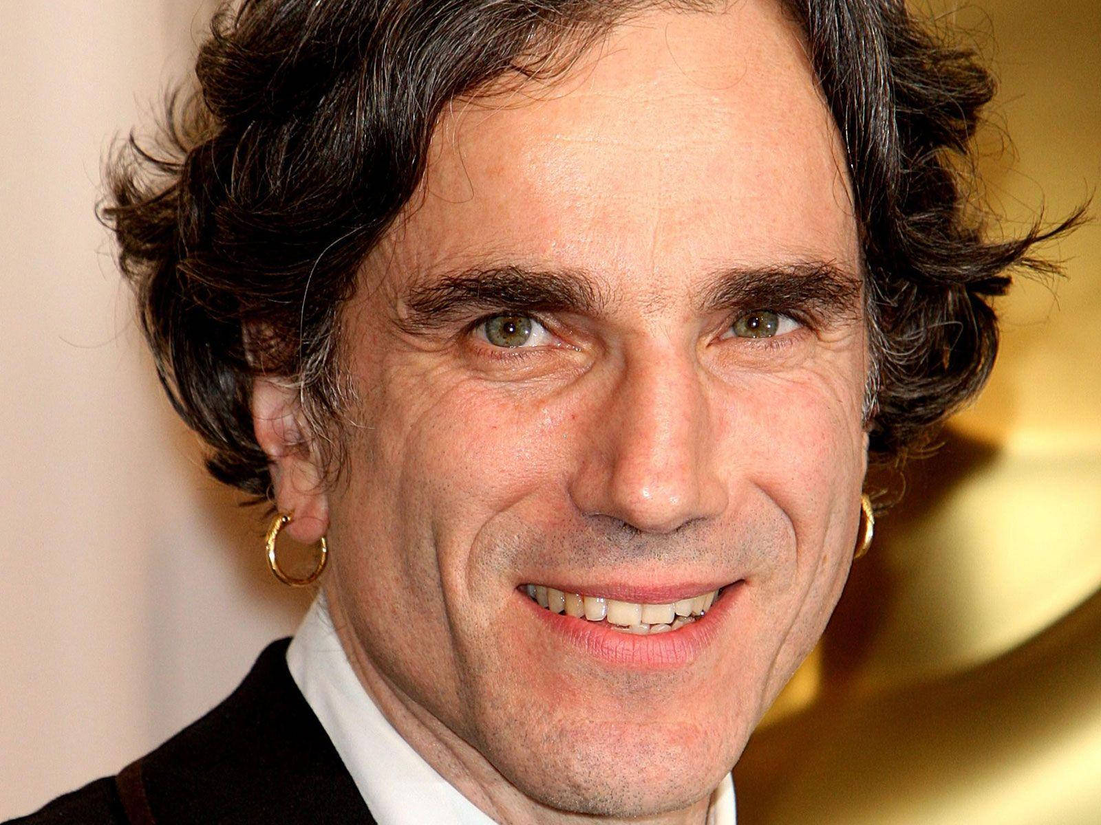 Daniel Day-lewis Wearing Golden Ear Hoops Wallpaper