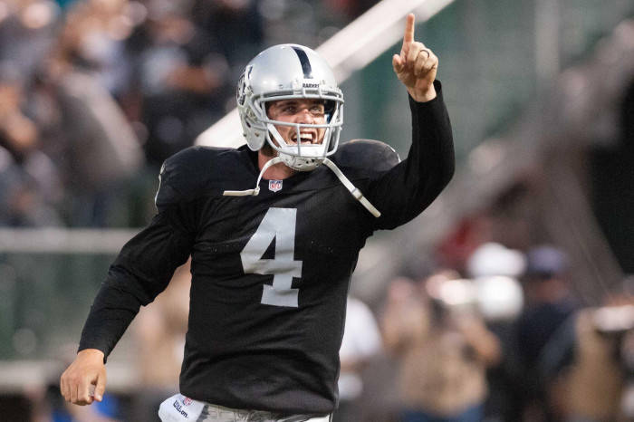 Derek Carr Points At The Sky Wallpaper