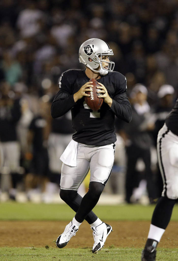 Derek Carr With Fancy Footwork Wallpaper