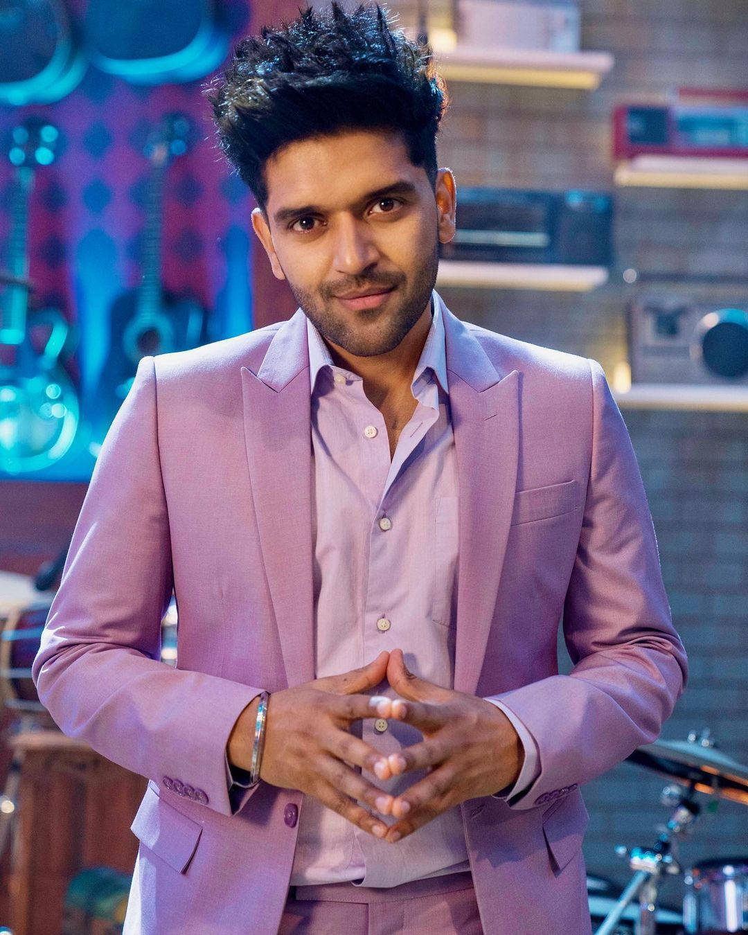 Distinguished Singer-songwriter Guru Randhawa Dazzles In A Pastel Suit Wallpaper