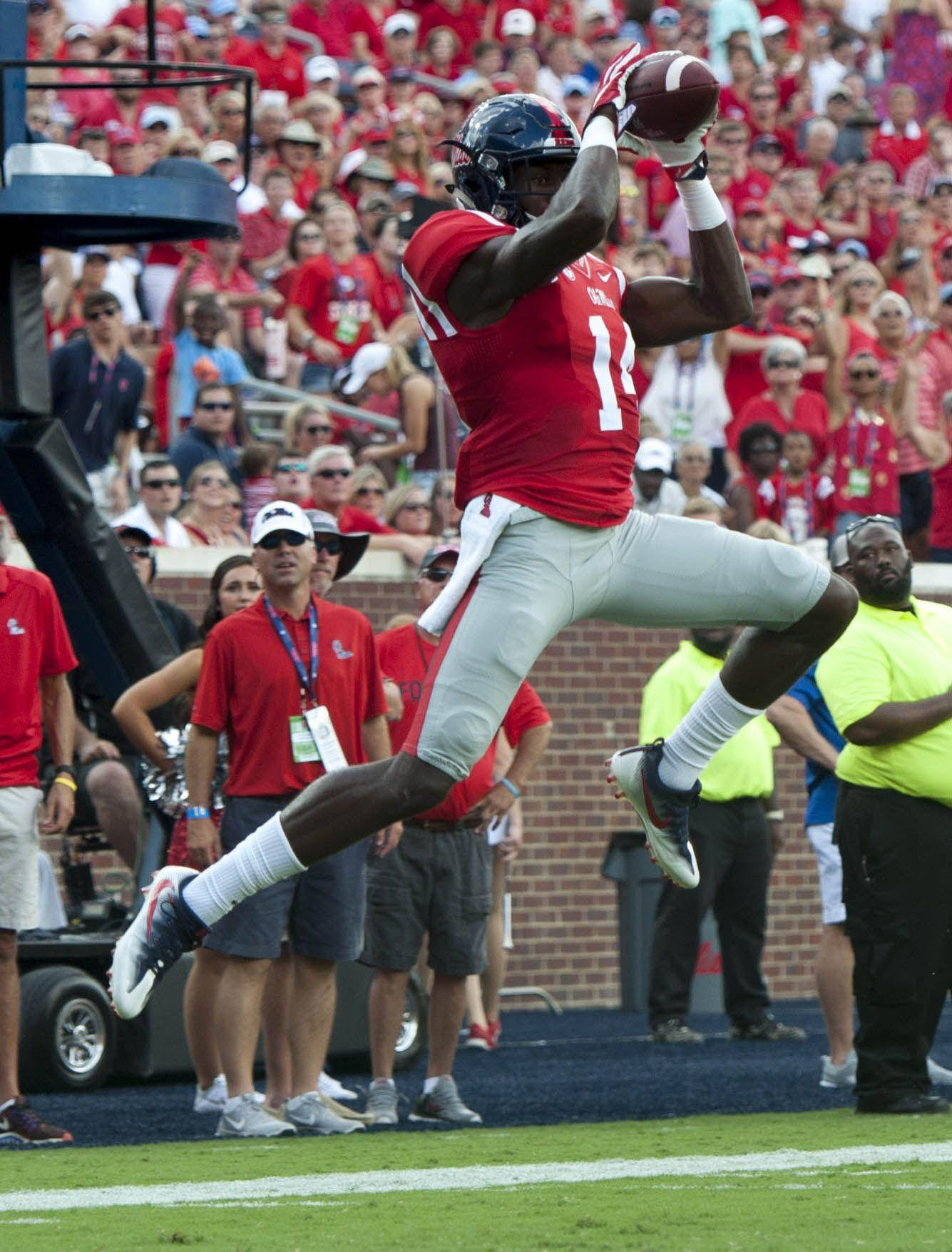 Dk Metcalf Red Catch Wallpaper