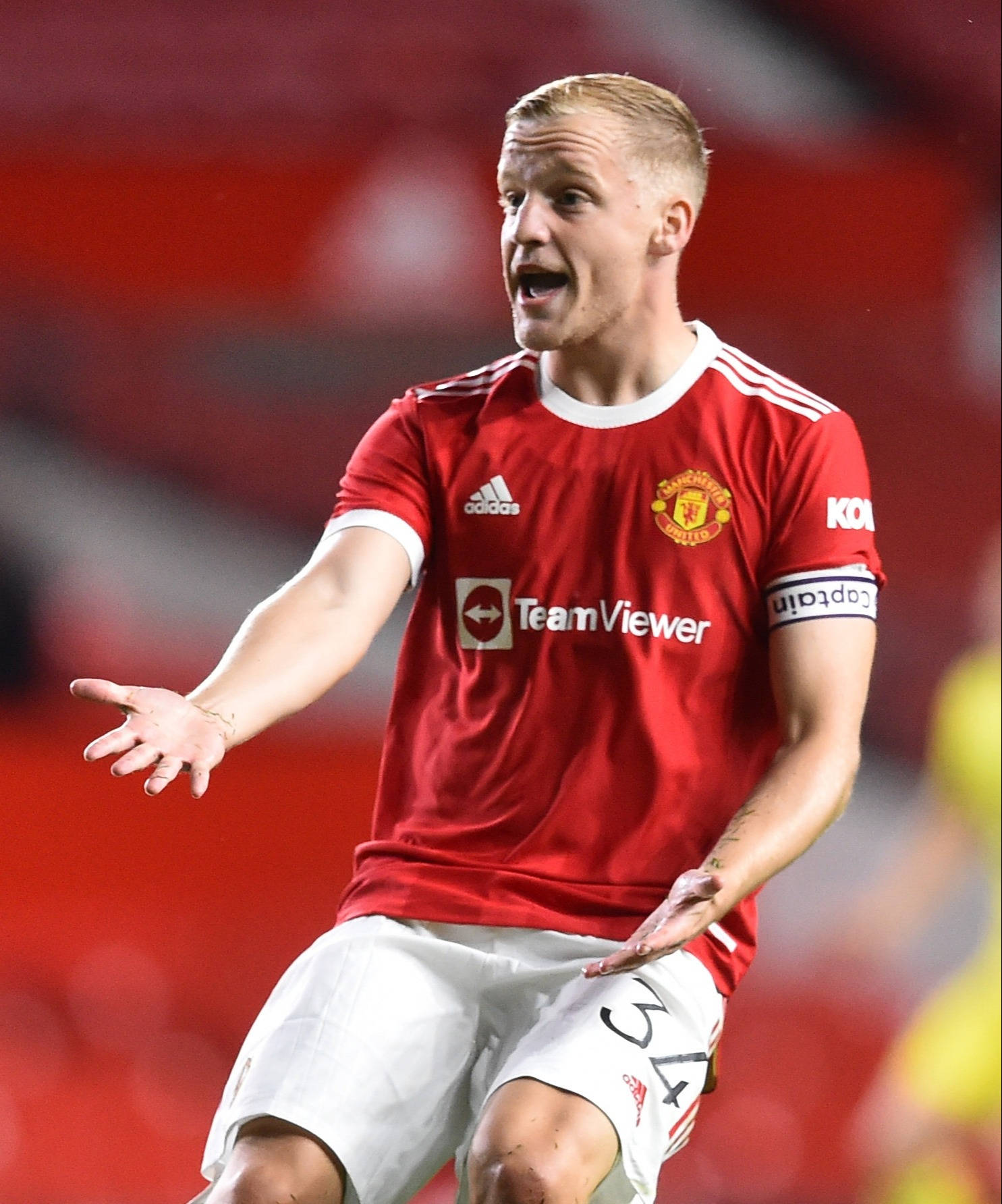 Donny Van De Beek Bent Knees Wallpaper