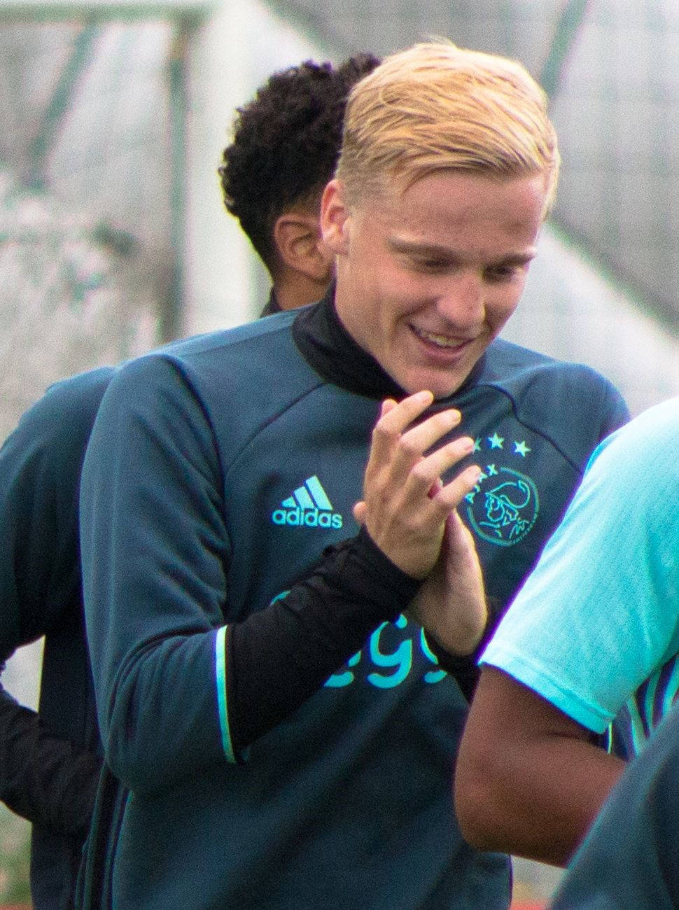 Donny Van De Beek Smiling And Clapping Wallpaper