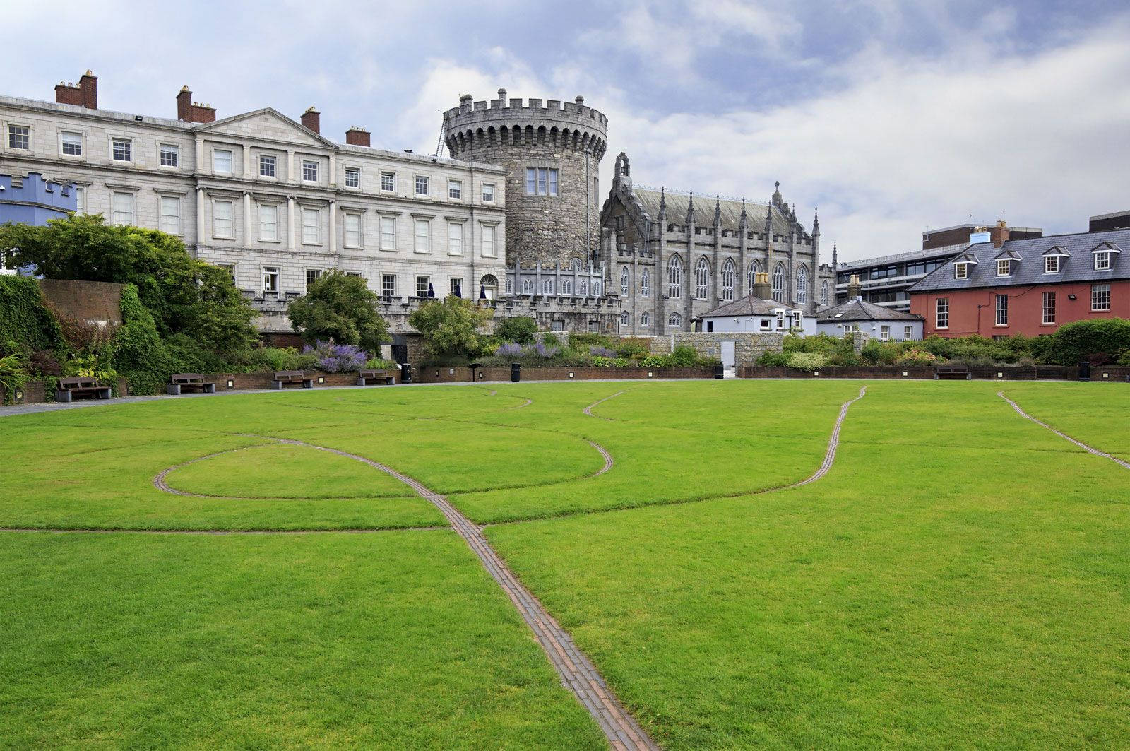 Dublin Castle Field Wallpaper