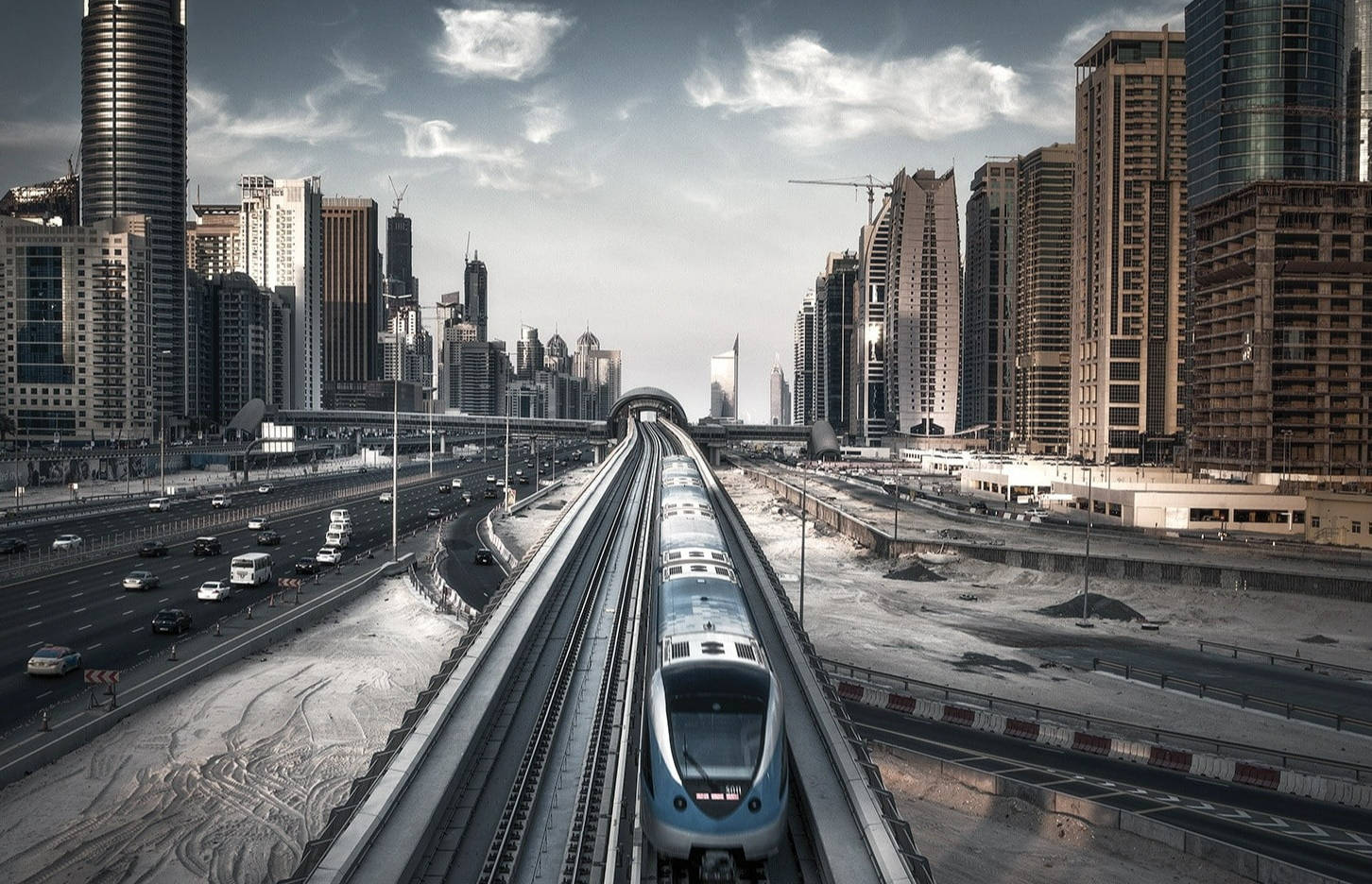 Dynamic Dubai Metro In The Heart Of Uae Wallpaper