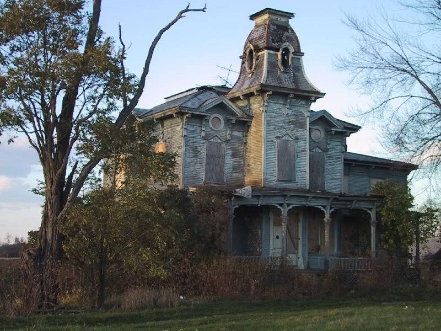 Eerie Old Wooden Haunted House Wallpaper