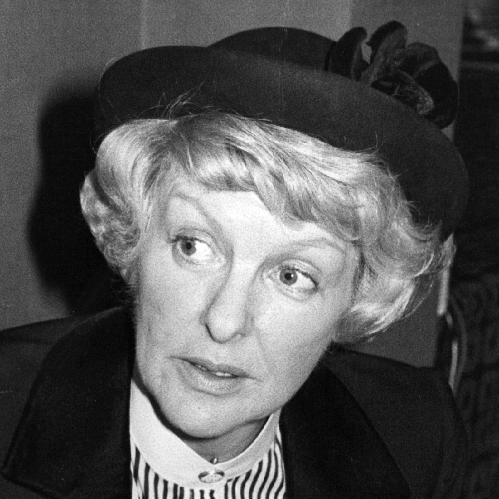 Elaine Stritch Black And White Portrait Wallpaper