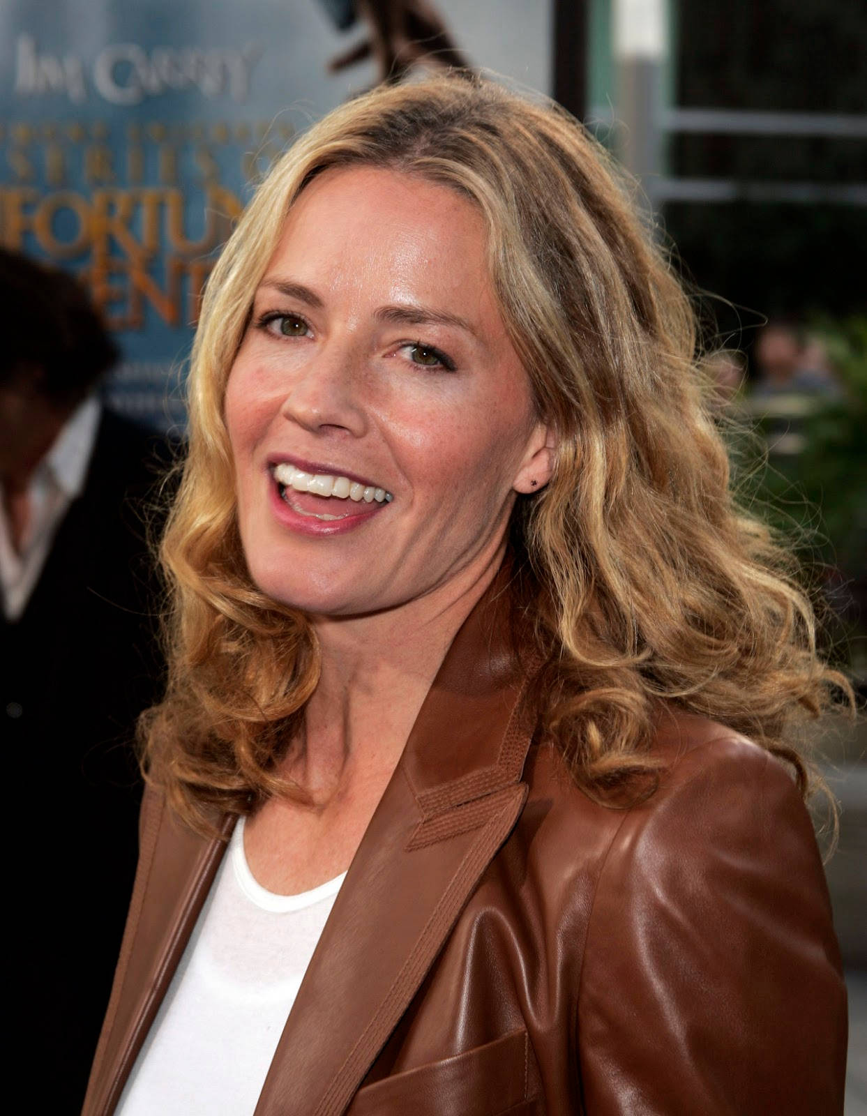 Elisabeth Shue Wearing Brown Leather Coat Smiling With Mouth Open Wallpaper