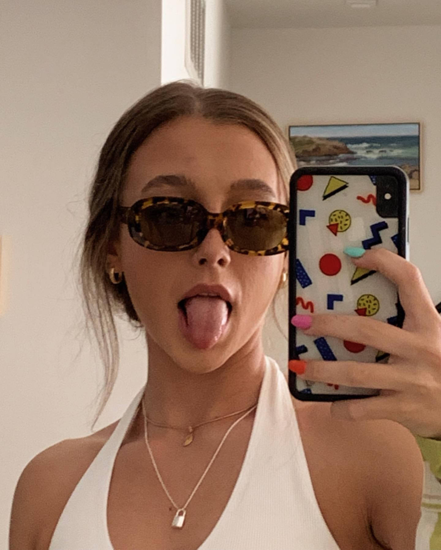 Emma Chamberlain Phone Mirror Shot Wallpaper