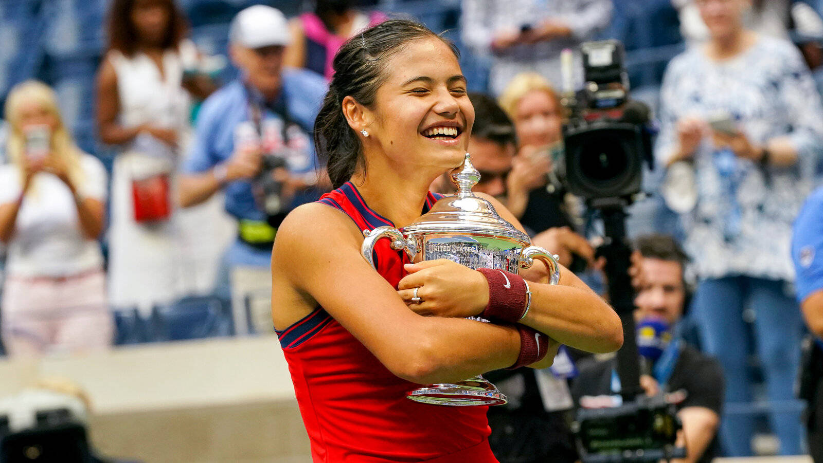 Emma Raducanu 2021 Us Open Champion Wallpaper