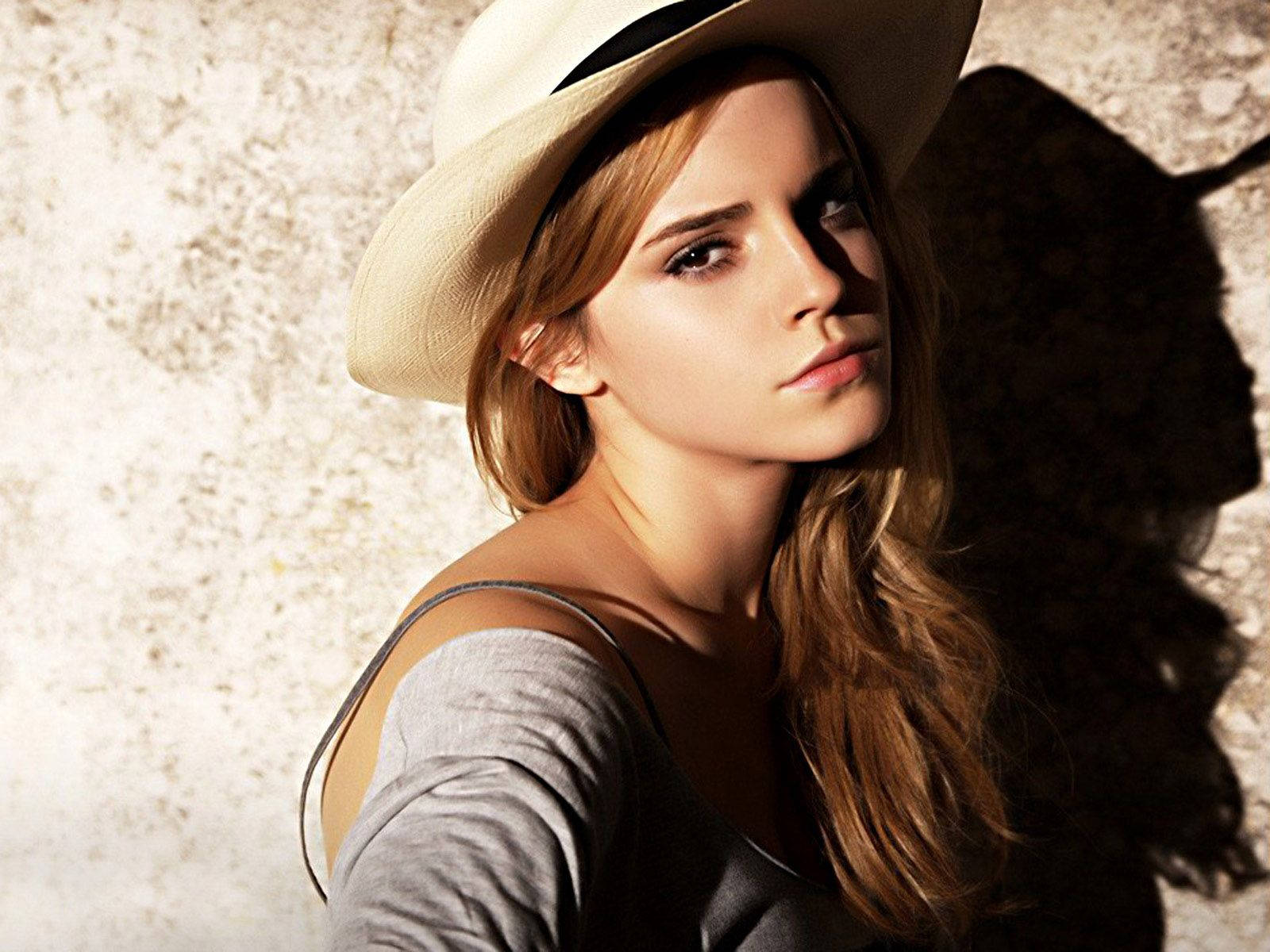 Emma Watson Wearing A Stylish Pandora Hat Wallpaper