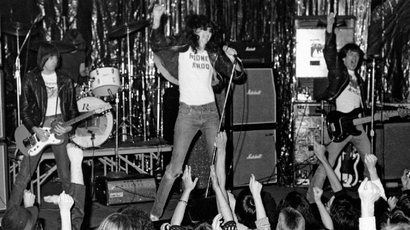 Era-defining American Punk Band, The Ramones In 1977 Wallpaper