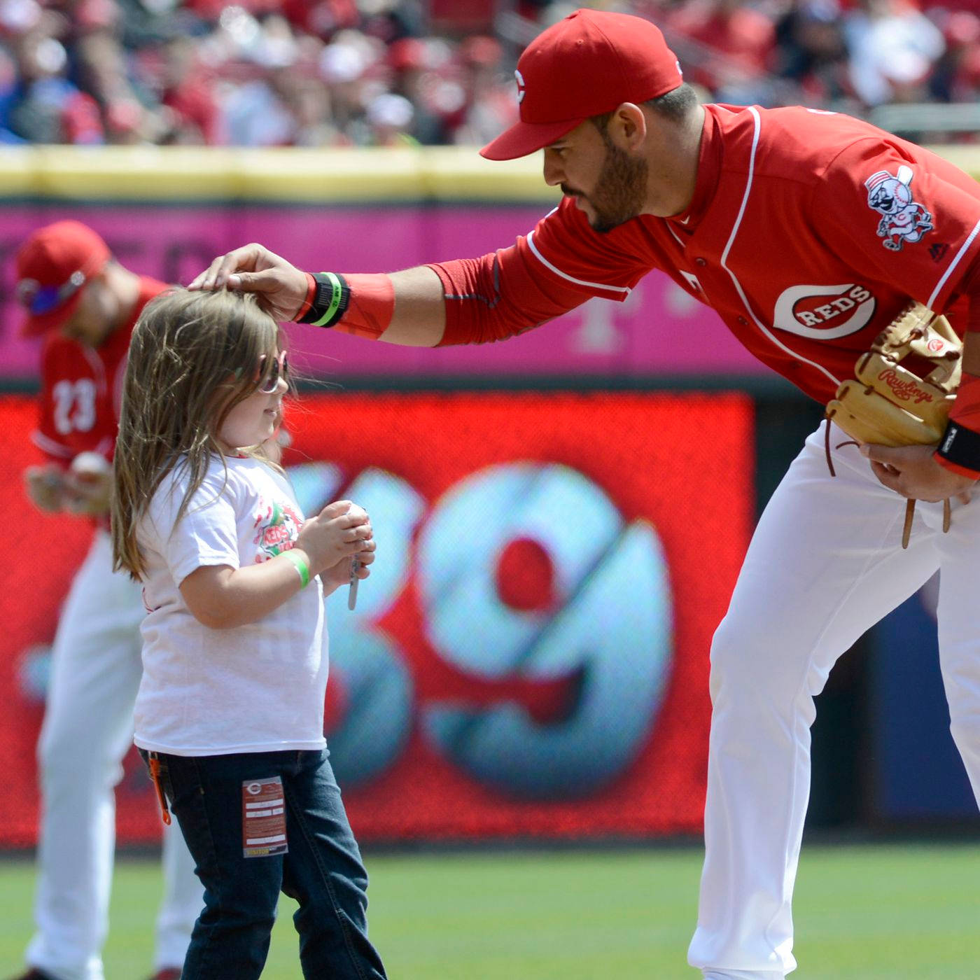 Eugenio Suarez With Little Girl Wallpaper