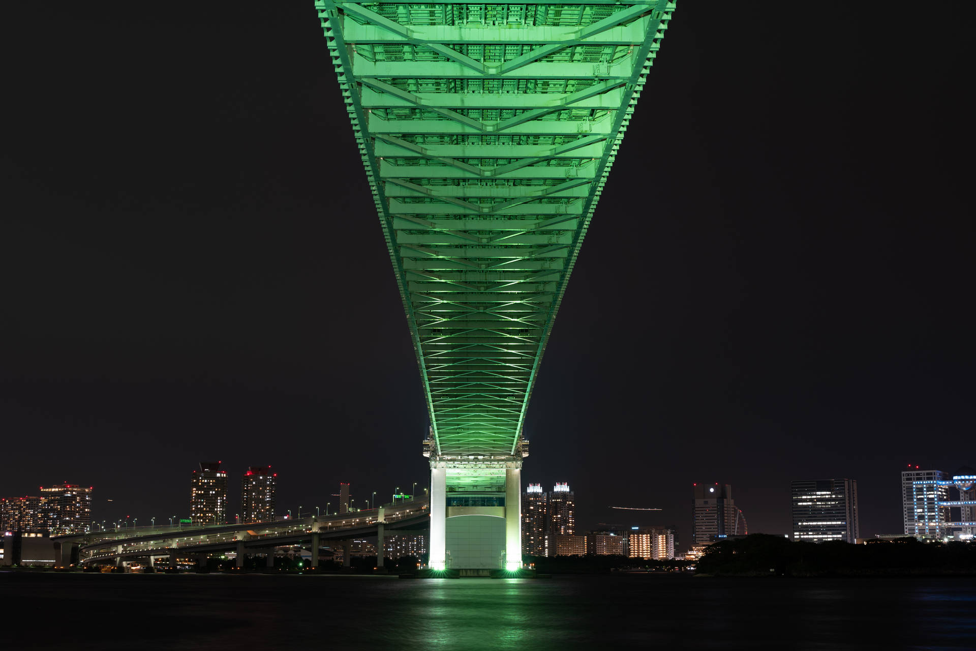 Experience The Magnificent View Of The Rainbow Bridge In Tokyo Wallpaper