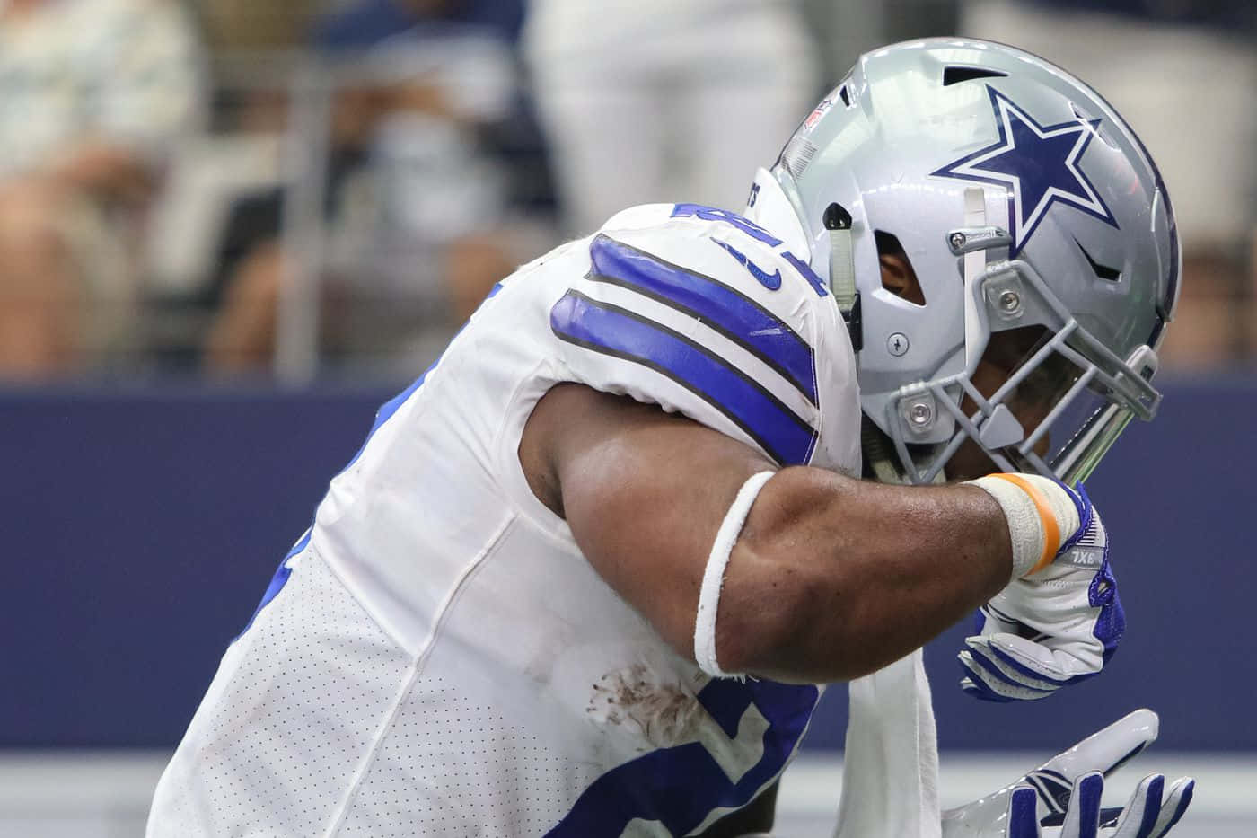 Ezekiel Elliott Powering Through Defenders On The Field. Wallpaper